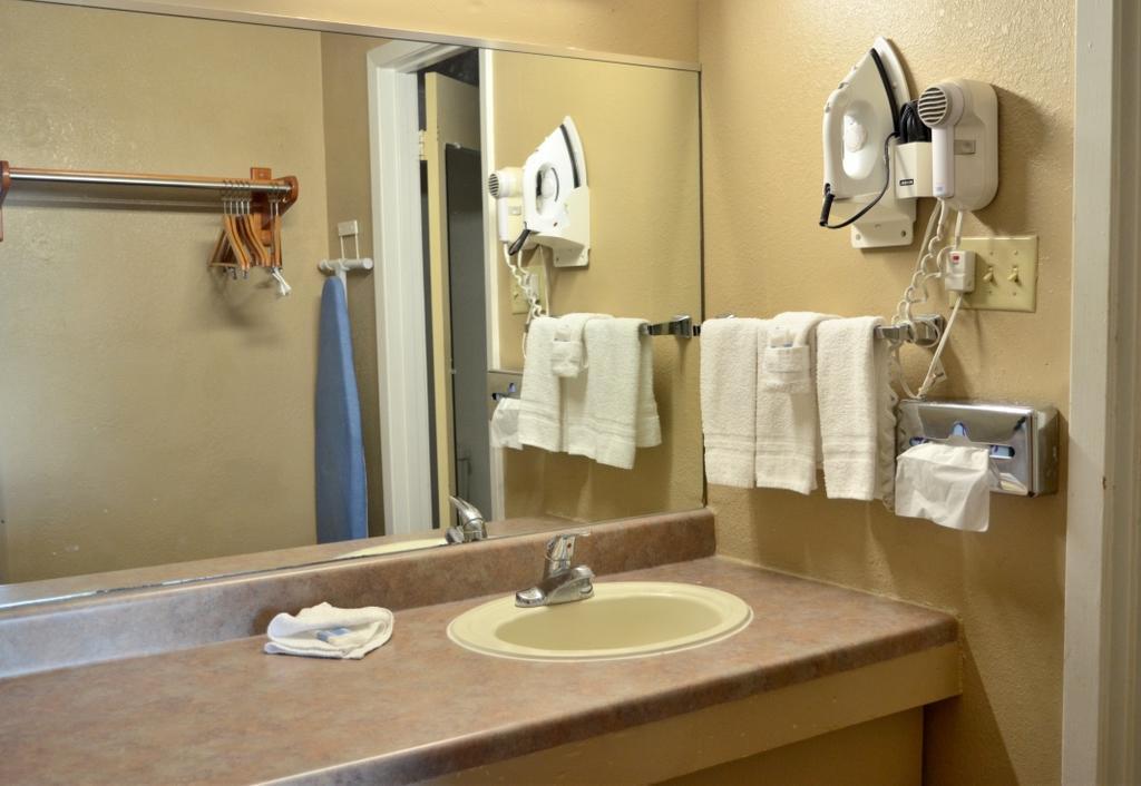 Americas Best Value Inn Crosstimbers Стивенвилл Экстерьер фото